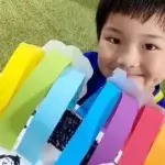 カラフルな作品を完成させた男の子