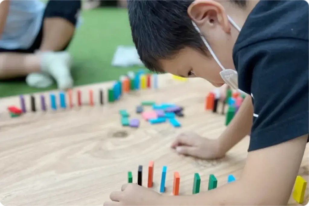 ドミノで遊ぶ子どもたち