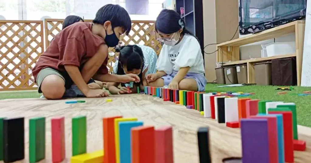 ドミノを並べる子どもたち