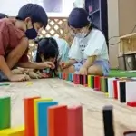 ドミノを並べる子どもたち