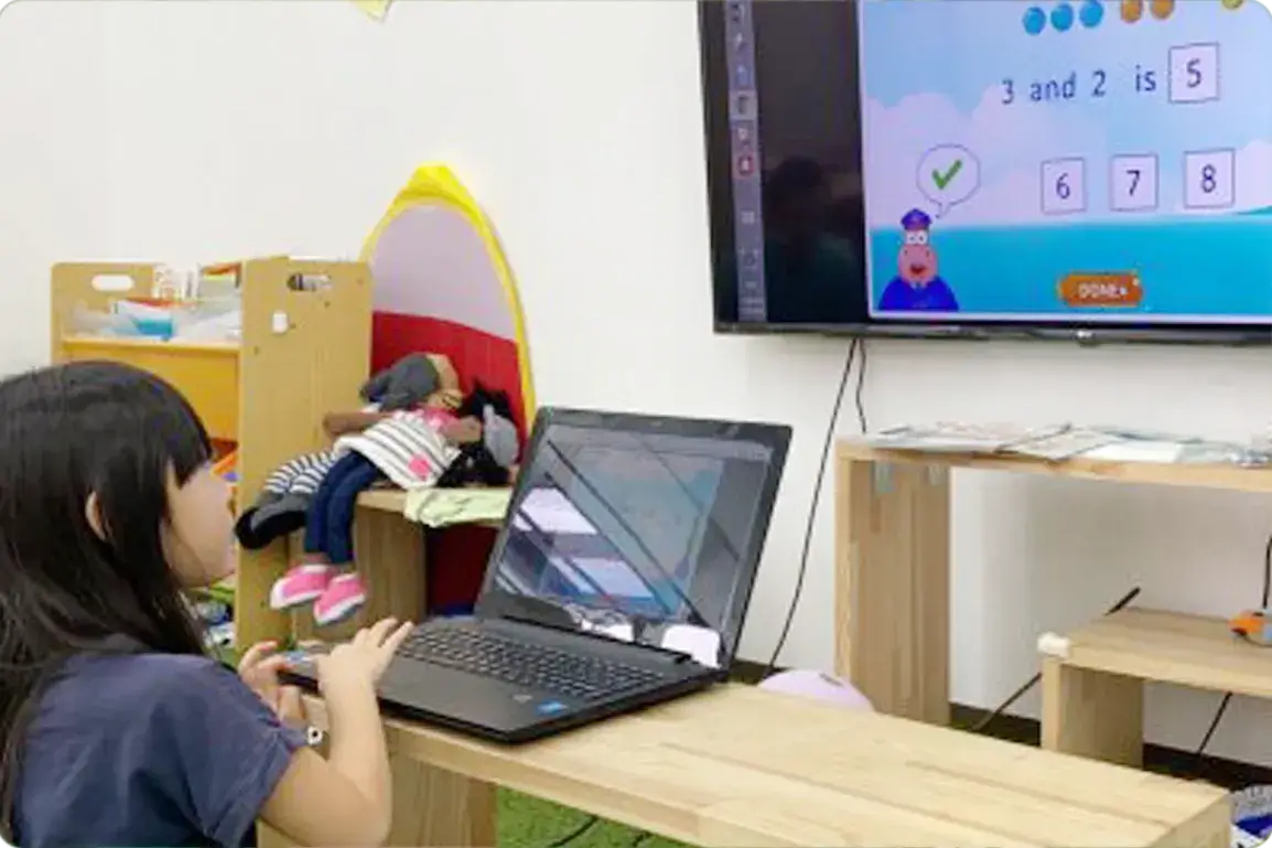 数学を楽しむ女の子