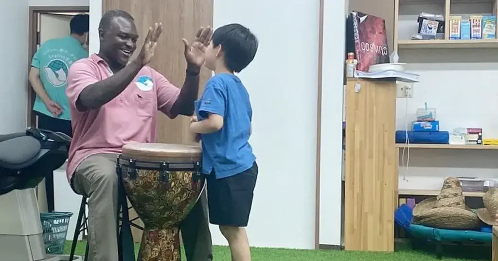 世界の音楽に触れる男の子