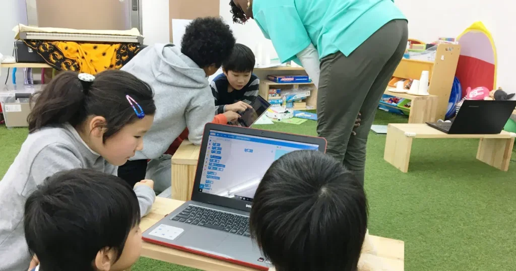 プログラミングを学ぶ子どもたち