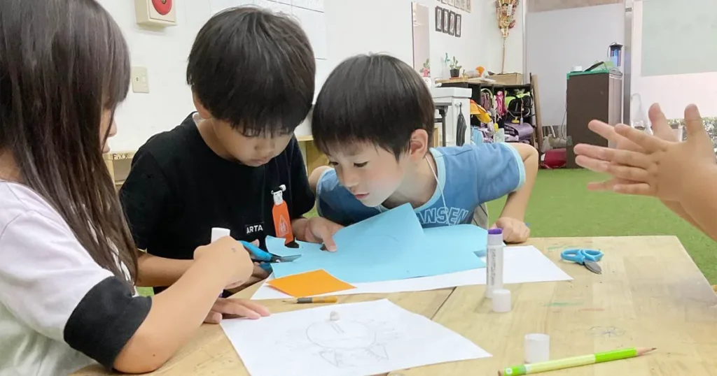 工作に勤しむ子どもたち